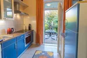 Wasserkocher mit Kaffee-/Teezubehör, Kühlschrank, Mikrowelle, Ofen