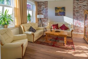 Smart-TV, DVD-Player, Bücher, Stereoanlage