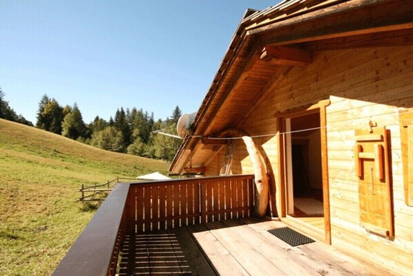 Property grounds - Alpine hut in Astental with barbecue (Astental)