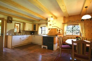 Fridge, oven, stovetop, dining tables - Alpine hut in Astental with barbecue (Astental)