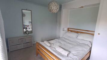 Iron/ironing board, travel cot, WiFi, bed sheets