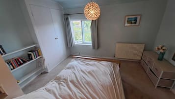 Iron/ironing board, travel crib, WiFi, bed sheets