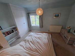 Iron/ironing board, travel cot, WiFi, bed sheets - Character Cottage with Private Garden (Wallingford)