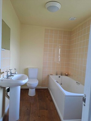 Shower, towels, shampoo - Character Cottage with Private Garden (Wallingford)