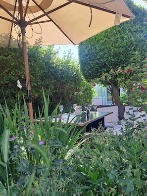 Outdoor dining - Character Cottage with Private Garden (Wallingford)