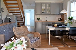 Coffee/tea maker, fridge, microwave, oven - Holiday home in Zingst with swimming pool (Zingst)
