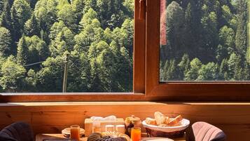 Familien-Vierbettzimmer, Bergblick | Gemeinschaftsküche | Mini-Kühlschrank, Wasserkocher, Hochstuhl, Kochgeschirr/Geschirr/Besteck