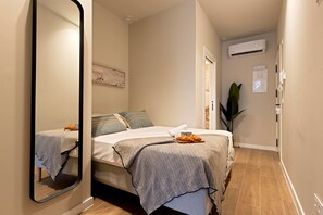 Escritorio, tabla de planchar con plancha, wifi y ropa de cama 