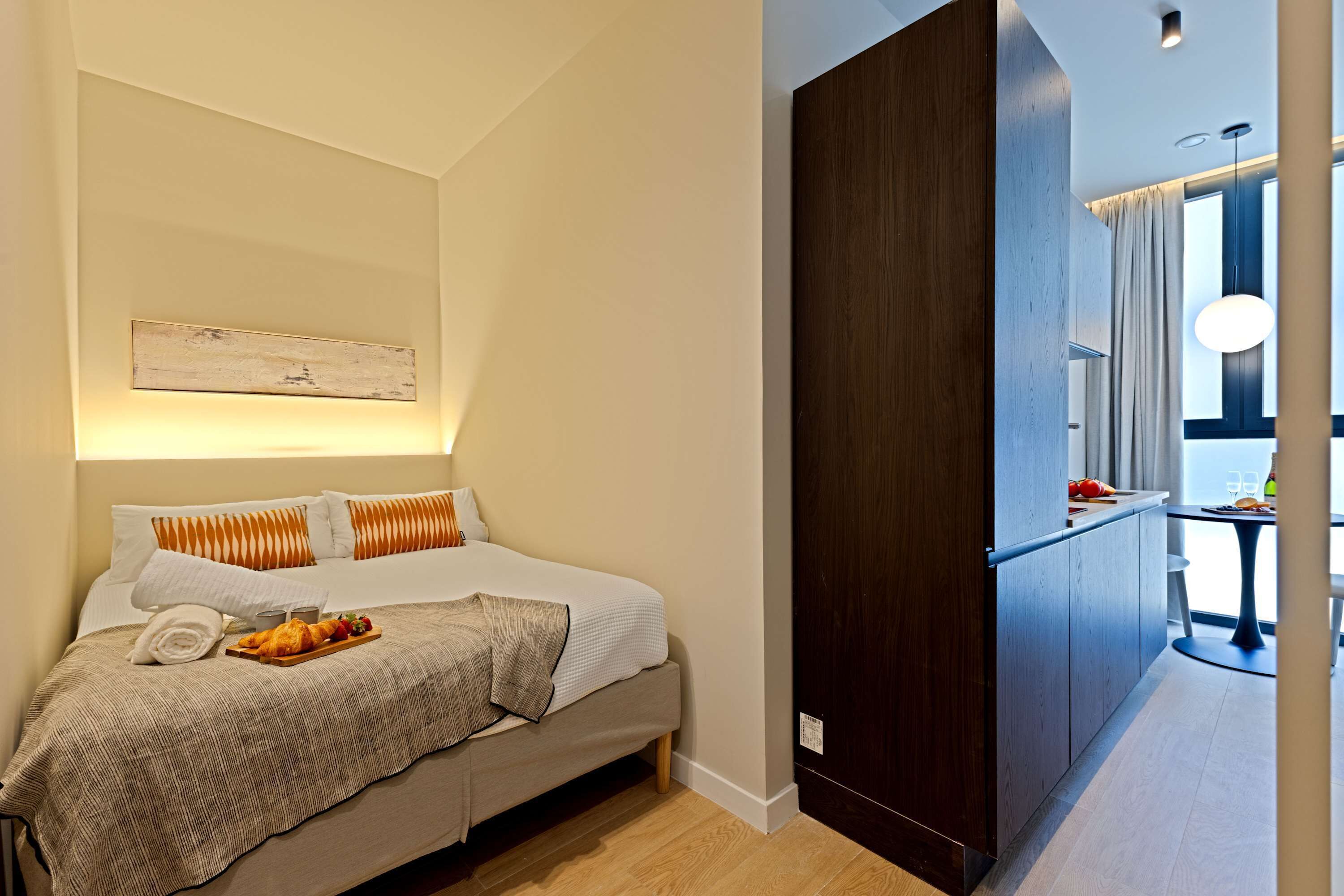 Desk, iron/ironing board, WiFi, bed sheets
