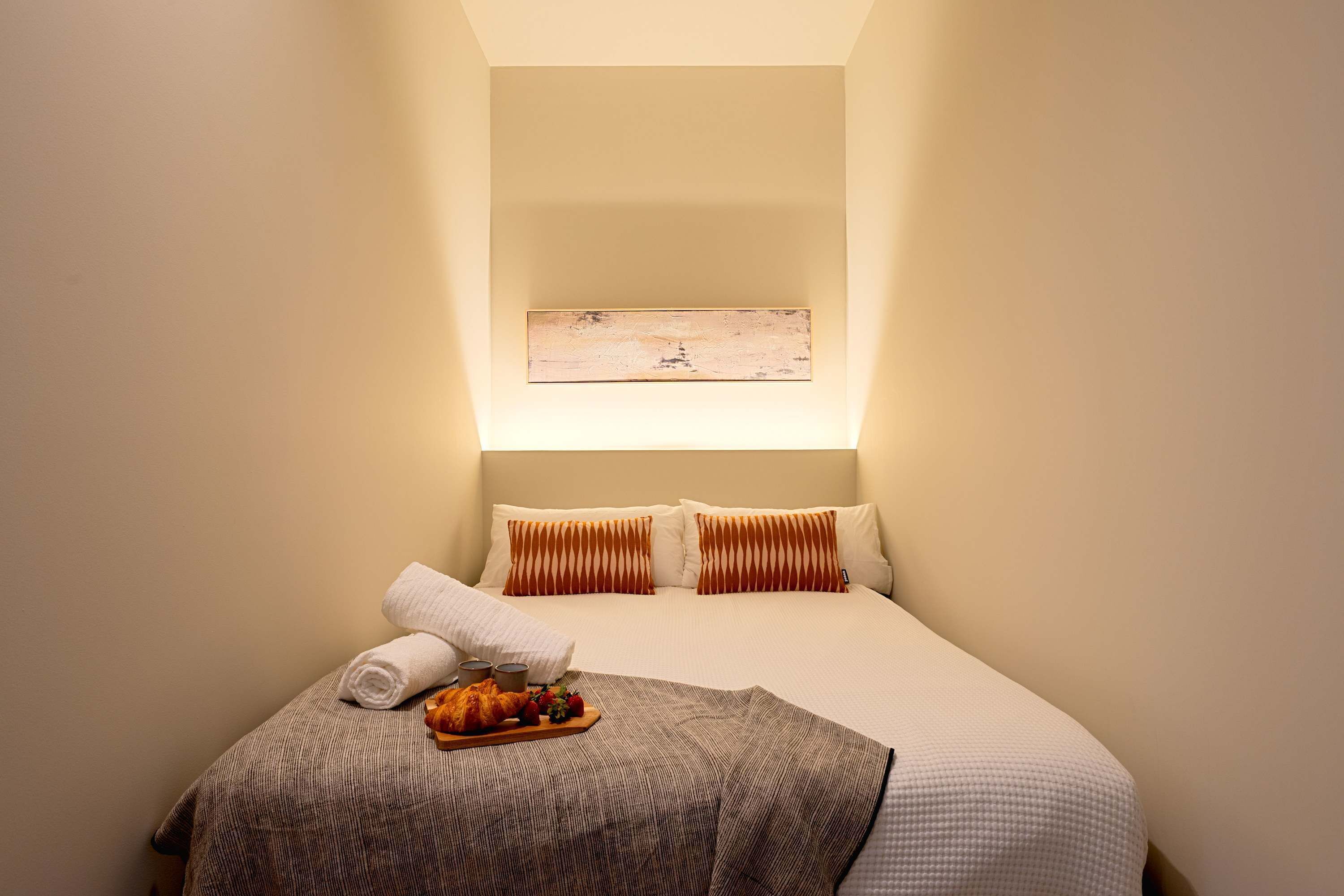 1 dormitorio, escritorio, tabla de planchar con plancha y wifi