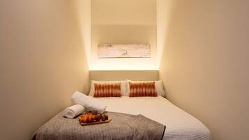 1 dormitorio, escritorio, tabla de planchar con plancha y wifi