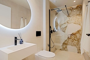 Dusche, Haartrockner, Handtücher, Shampoo