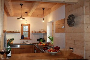 Fridge, microwave, oven, stovetop - Alpine cabin with 2 bedrooms (Altnußberg)