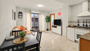 Een modern appartement met een eetgedeelte, keuken en woonruimte.