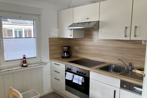 Wasserkocher mit Kaffee-/Teezubehör, Kühlschrank, Ofen, Herdplatte