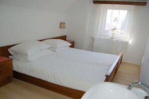 Free WiFi, bed sheets - Holiday home in Raunach with swimming pool (Raunach)