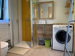 Bathroom - Eco-Friendly and Contemporary Charming Gîte (Saillans)