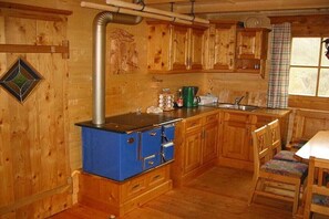 Wasserkocher mit Kaffee-/Teezubehör, Kühlschrank, Mikrowelle, Ofen