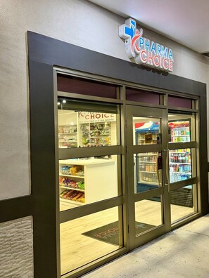 Gift shop - The Weekender at One West Near Beaches & Airport (Nassau)