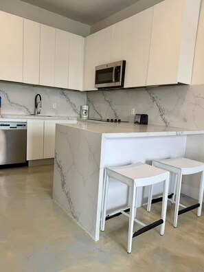 Private kitchen - The Weekender at One West Near Beaches & Airport (Nassau)