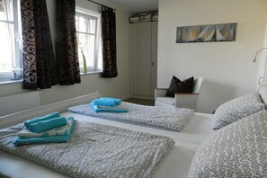 Bügeleisen/Bügelbrett, Reisekinderbett, kostenloses WLAN, Bettwäsche