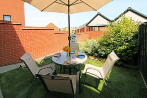 Outdoor dining - Telford - 3 Bedrooms Modern House (Telford)