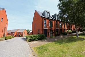 Exterior - Telford - 3 Bedrooms Modern House (Telford)