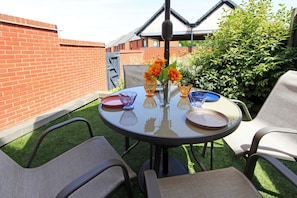 Outdoor dining - Telford - 3 Bedrooms Modern House (Telford)