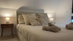 2 Schlafzimmer, Schreibtisch, Bügeleisen/Bügelbrett, Reisekinderbett