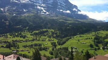 Eine gebirgige Landschaft mit einem Dorf, eingebettet in ein Tal.