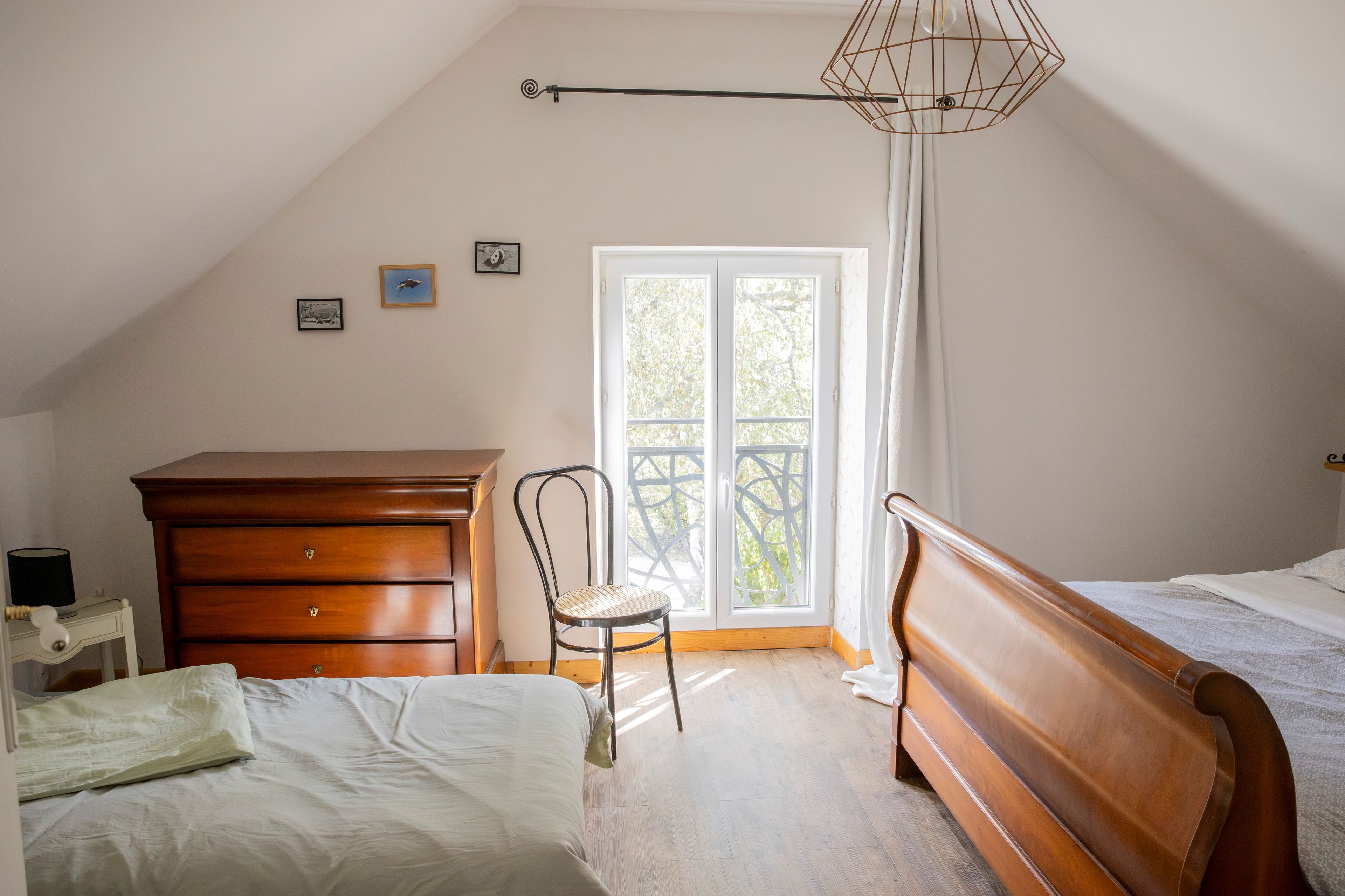2 dormitorios, tabla de planchar con plancha, ropa de cama