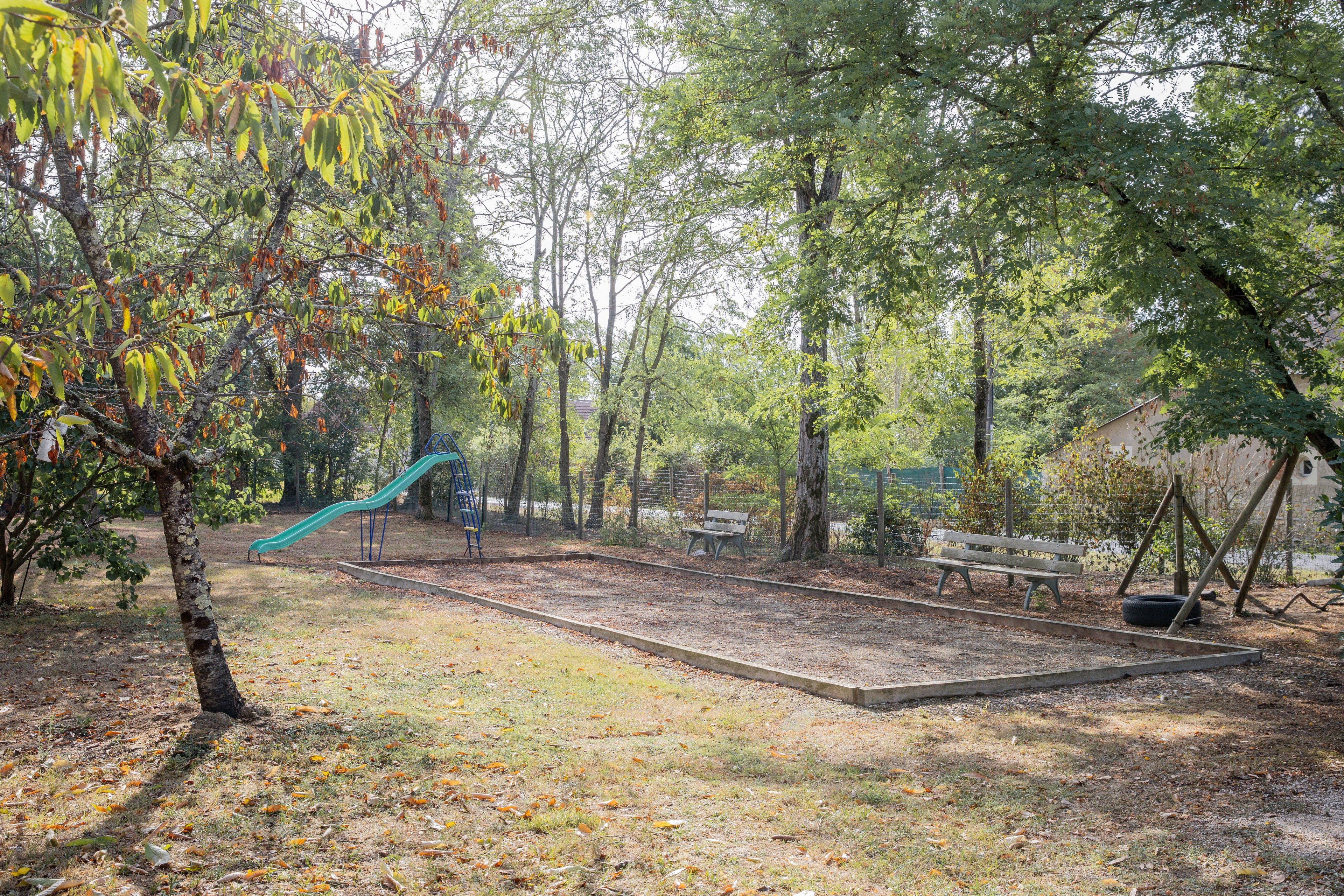 Ein Spielplatz mit einer Rutsche und einer Bank.