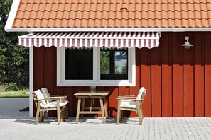 Outdoor dining - Adam's Swedish House (Dechow)