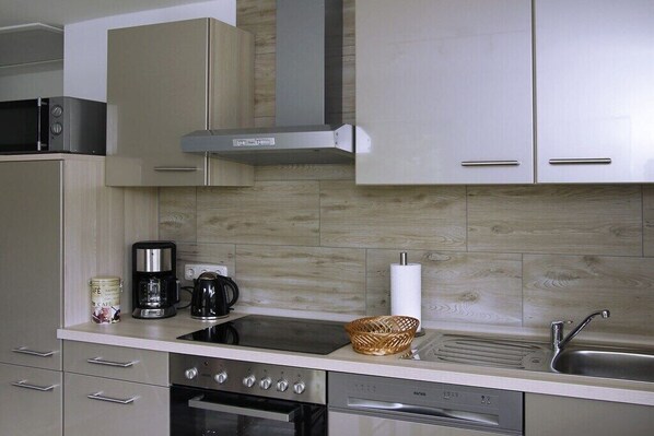 Coffee/tea maker, fridge, microwave, oven - Adam's Swedish House (Dechow)