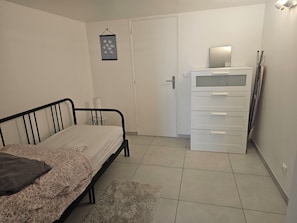 Room - Vrbo Property (Palaiseau)