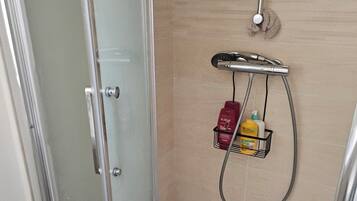 Douche, serviettes fournies, savon, papier toilette