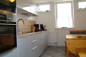 Wasserkocher mit Kaffee-/Teezubehör, Kühlschrank, Ofen, Herdplatte