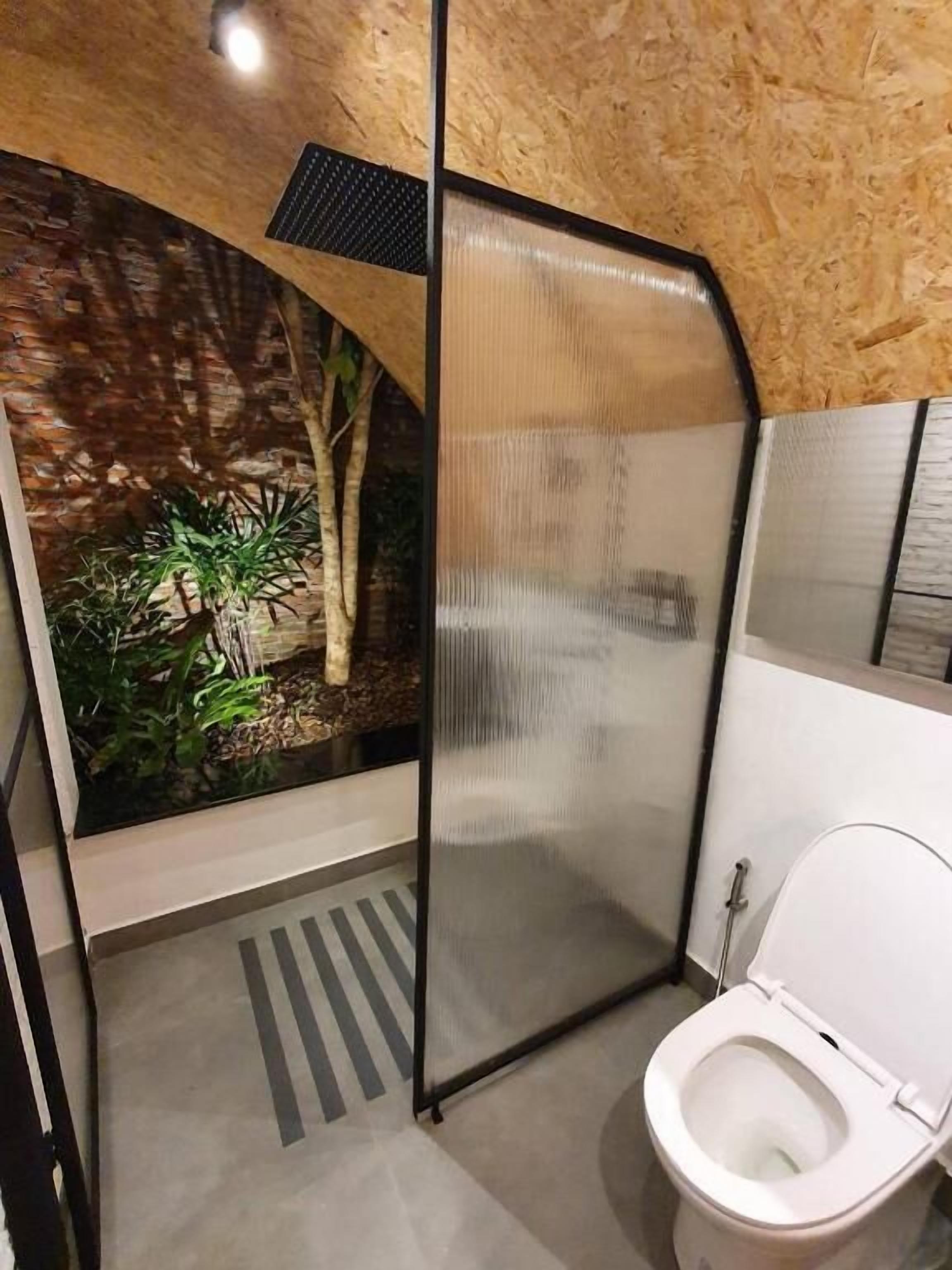 Doppelzimmer, Balkon, Flussblick | Badezimmer | Dusche, kostenlose Toilettenartikel, Haartrockner, Hausschuhe