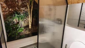 Doppelzimmer, Balkon, Flussblick | Badezimmer | Dusche, kostenlose Toilettenartikel, Haartrockner, Hausschuhe