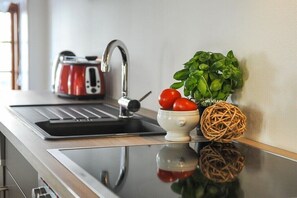 Coffee/tea maker, fridge, oven, stovetop - Lütt Arnis - Butterhaus (Arnis)