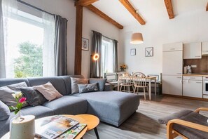 Smart-TV, DVD-Player, Tischtennisplatte, Bücher