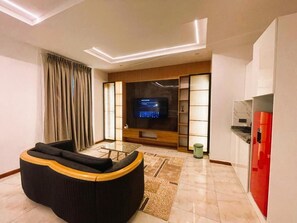 Deluxe-Apartment, Balkon, Stadtblick | Wohnbereich