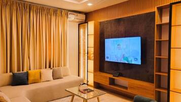Deluxe Apartment, Balcony, City View | Living area