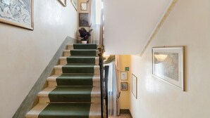 Una escalera con peldaños cubiertos de moqueta verde que conducen a una plataforma.