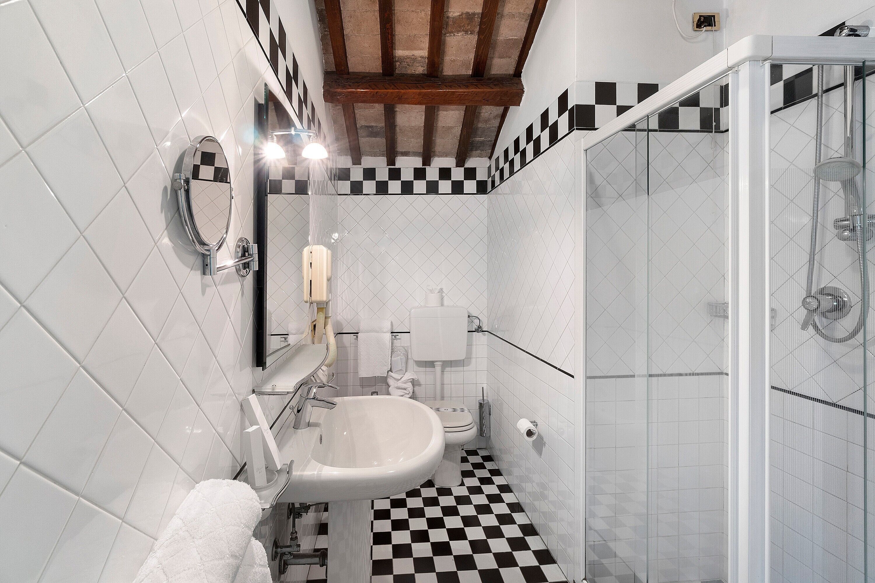 Dusche, Haartrockner, Handtücher