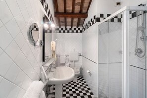 Douche, séchoir à cheveux, serviettes fournies