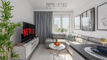 Superior appartement, uitzicht op de stad | Woonruimte | Een 40-cm televisie met digitale zenders