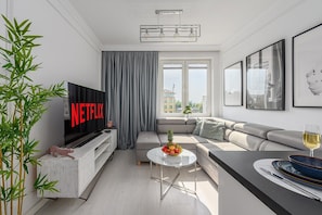 Superior Apartment, City View | Living area | 40-cm TV with digital channels - Lumina 3-room Apartment near the Metro (Warszawa)