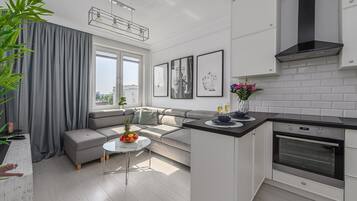 Superior appartement, uitzicht op de stad | Woonruimte | Een 40-cm televisie met digitale zenders