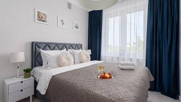 Superior appartement, uitzicht op de stad | Luxe beddengoed, verduisterende gordijnen, geluiddichte muren